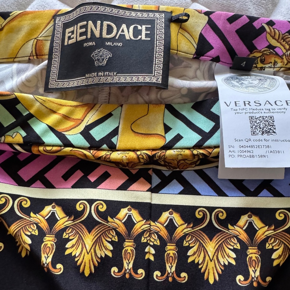 GIanni VERSACE - Picture 3 of 6